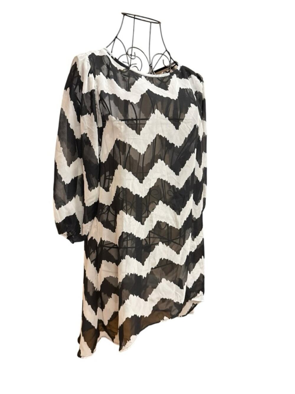 Lily Star Black and White Abstract Chevron Print Blouse Medium